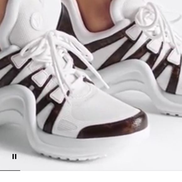 Lightly Used Louis Vuitton' Patent Monogram canvas Size 39 1/2 - Picture 6 of 6